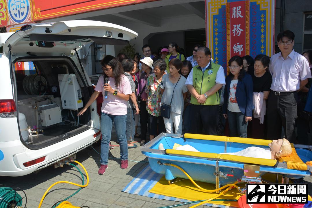 ▲到宅沐浴服務是以專用車輛-沐浴車，協助失能者進行全身式沐浴。（圖／記者鄧至傑攝 , 2017.10 03）