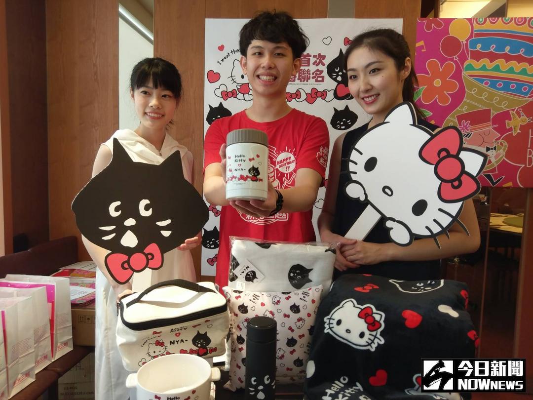 ▲新光三越周年慶「Hello Kitty X NYA」與「櫻桃小丸子X Hello Kitty」人氣萌娃贈品出擊，衝人氣、拚買氣。（圖／邱嘉琪攝 , 2017.10.03）