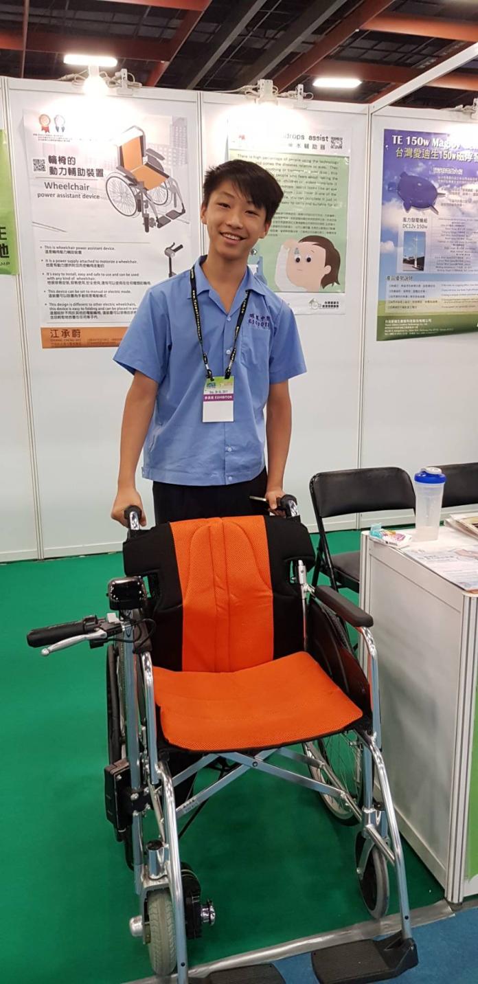 ▲年僅17歲的江承蔚，因為多一點暖心觀察，研發出自動輔助裝置，能有效改善輔椅使用及收納上的不便。（圖／台灣愛迪生創意發明學院提供）
