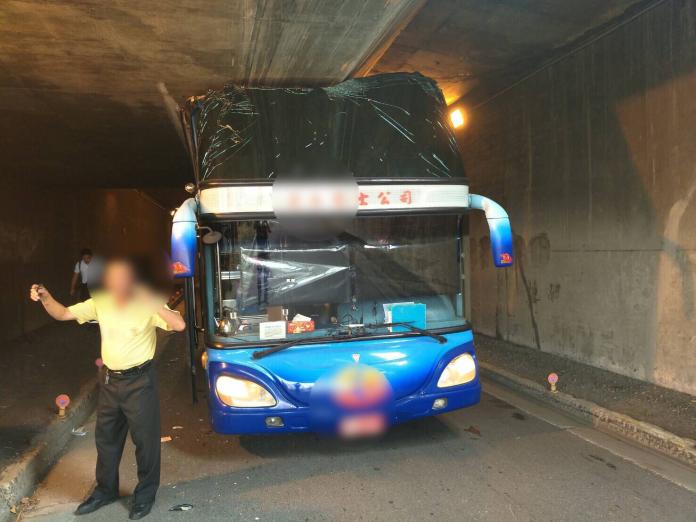 遊覽車卡在機車便道涵洞　司機疑似路況不熟
