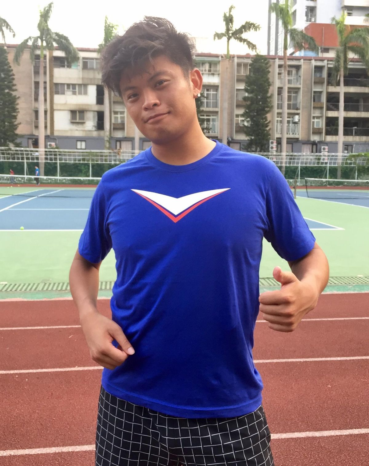 ▲台灣英雄謝政鵬也對加油T愛不釋手。（圖／泰達運動顧問公司提供）