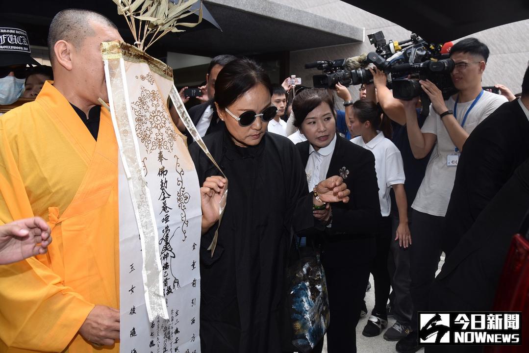 ▲趙翠華執白幡。（圖／林柏年攝，2017.10.03）