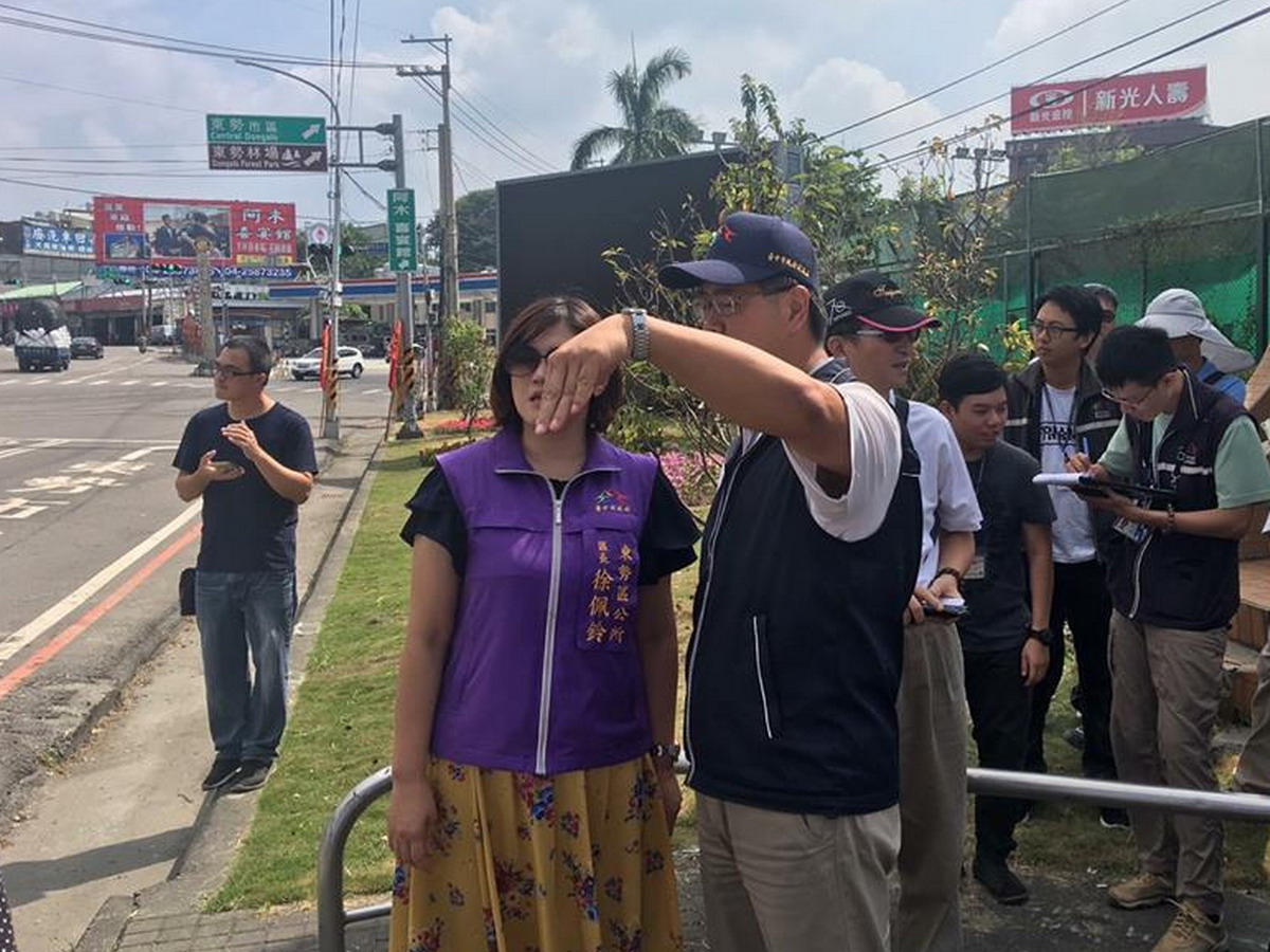 ▲針對東勢大橋北端橋頭砂石車出入頻繁造成的問題，市府建設局邀集相關單位人員進行會勘改善。（圖／東勢區公所提供）