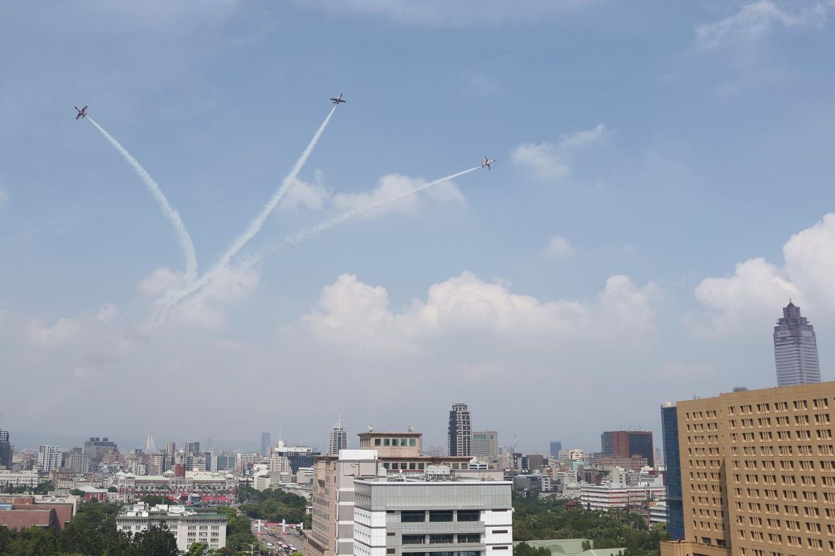 ▲空軍雷虎特技小組即將在國慶大典進行精彩操演。為求正式操演圓滿成功，3日上午雷虎小組以3機編隊低空飛越臺北市上空，並在凱道上方「傘形展開」（圖／軍聞社提供）
