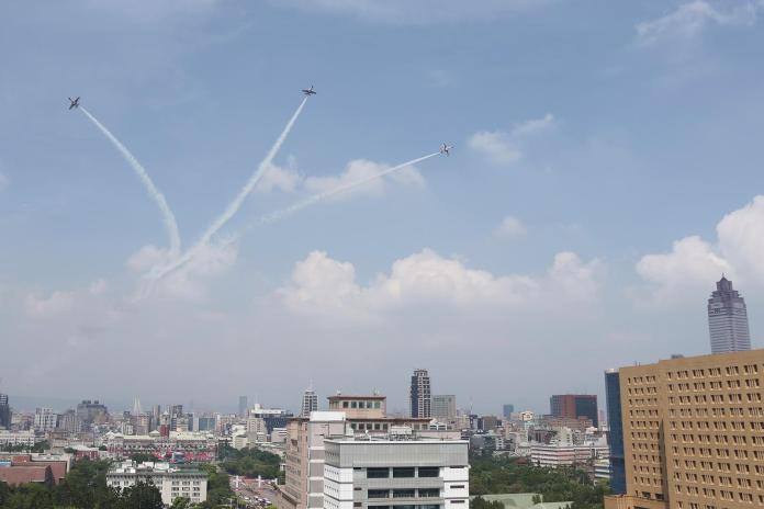 迎接雙十國慶　雷虎小組3機編隊飛越凱道上空預演
