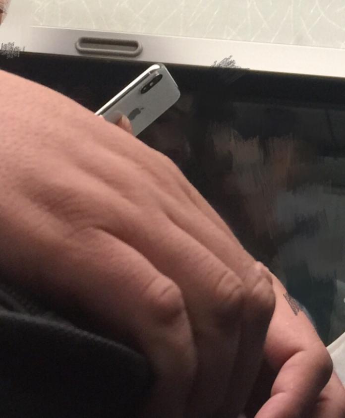 ▲網友搭高鐵時，看到一支疑似iPhone X的手機。（圖／翻攝自Mobile01）