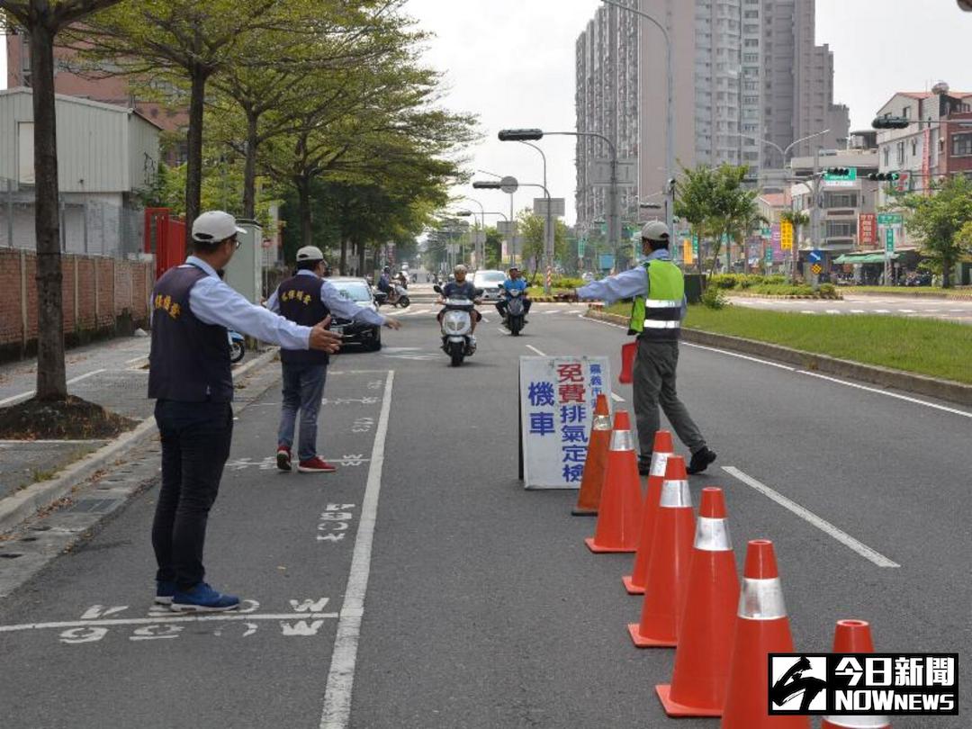 ▲嘉義市環保局加強路邊攔檢機車空汙執法。（圖／記者郭政隆攝，106.10.2）