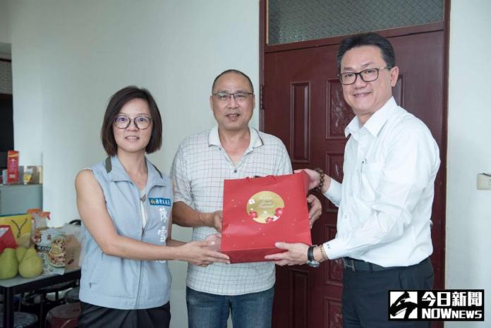 ▲竹市府結合企業愛心，將中秋月餅親送至200戶弱勢家庭。（圖／陳志偉攝，2017.10.02）