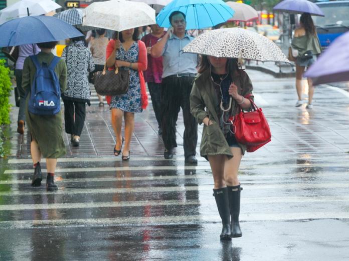 ▲民航局今（19）日表示，因雷雨影響，松山機場15：50起暫停地面作業。（圖／NOWnews攝影中心）