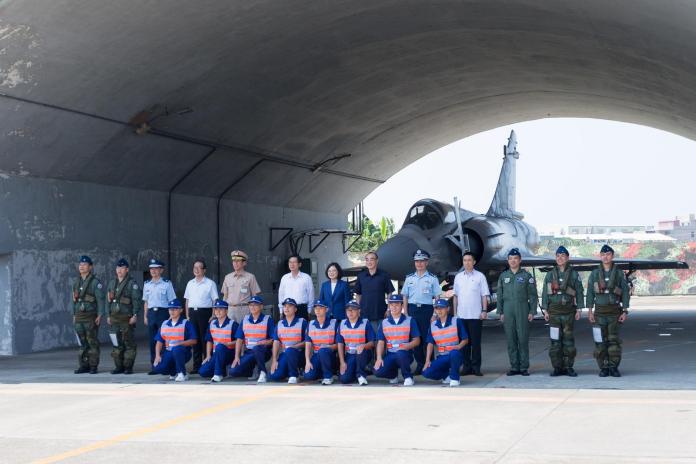 ▲蔡英文總統2日前往新竹空軍基地視察，並與499聯隊官兵合影。（圖／國防部提供）