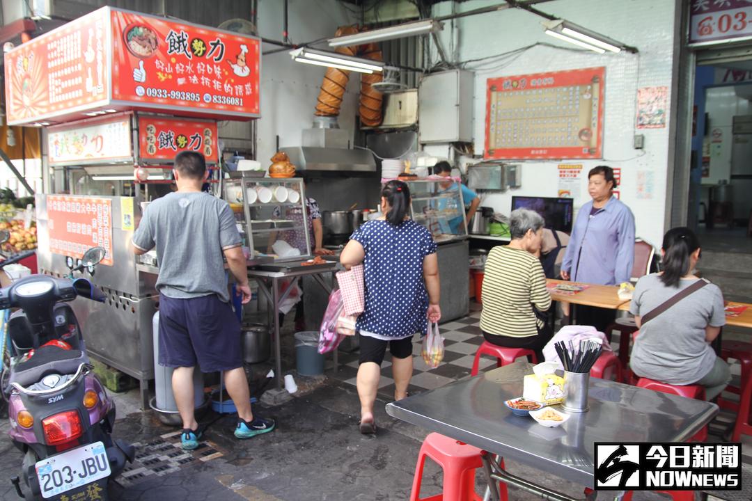 ▲從上午7點開始，已經有不少客人來享用早餐，大多都是逛完市場的家庭主婦和早起工作的民眾。（圖／記者鄭志宏攝,2017.10.02）