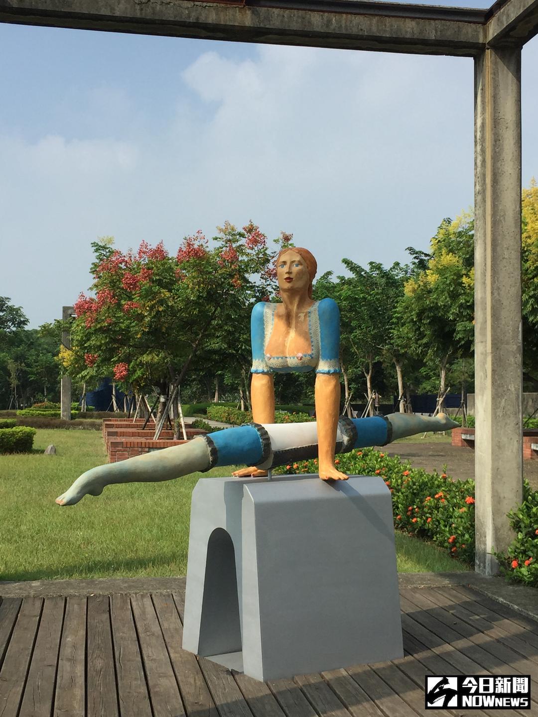 ▲維瑪・維爾拉佛德的《福爾摩沙小姐》以跳馬之姿，劈開雙腿的作品，驚艷來訪的民眾。（圖／記者陳志仁攝，2017.10.02）