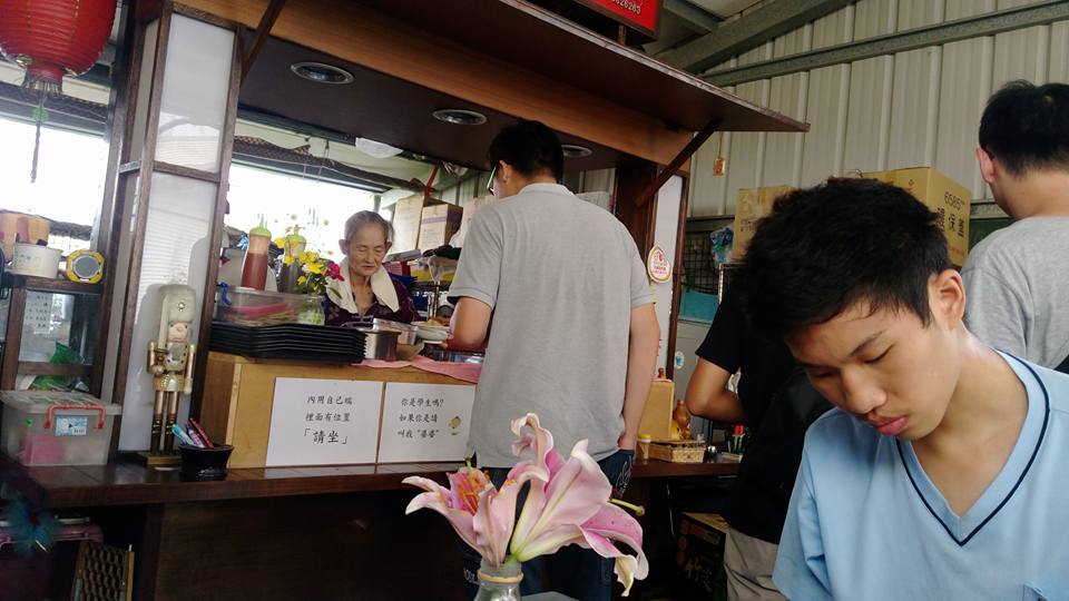 ▲85歲婆婆小吃店月賠10萬，只為讓學生吃飽。（圖／翻攝自臉書）