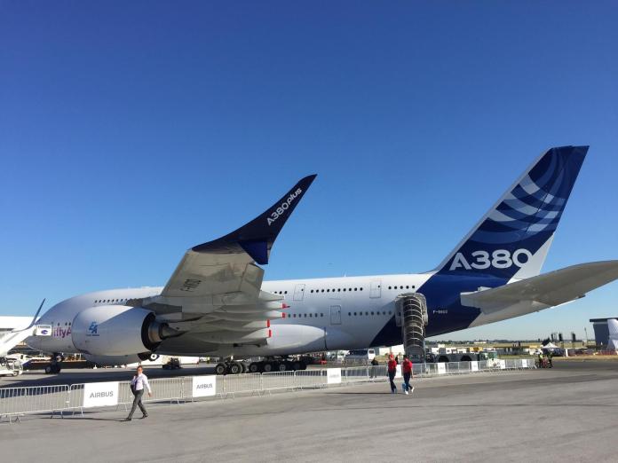 ▲為了拉抬不斷下滑的訂單，空中巴士集團在2017年巴黎航空展上展出A380客機。（圖／達志影像／美聯社）