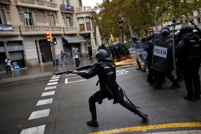▲西班牙鎮暴警察在加泰隆尼亞一間投票所附近，對投票民眾發射橡膠子彈。（圖／達志攝影／美聯社）