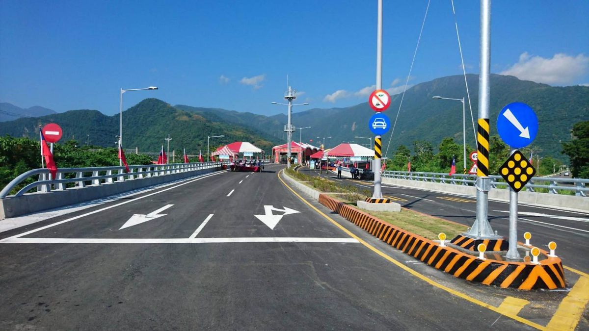 ▲南澳平交道立體交叉改善工程完工通車後，連續假日可望不再回堵。（圖／記者李清貴翻攝 , 2017.10.01）