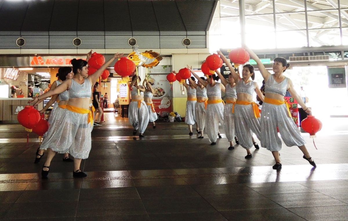 ▲台南市仁德區和愛社區媽媽們，今日在高鐵台南站上演一段精采的快閃舞蹈秀。（圖／高鐵台南站提供，2017.10.01）