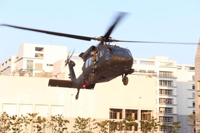 ▲國防部2月17日清晨展開「萬鈞計畫」的模擬演練，陸軍UH-60M黑鷹直升機降落在國防部博愛營區，模擬由直升機接送總統進行安全撤離任務。（圖／國防部提供）