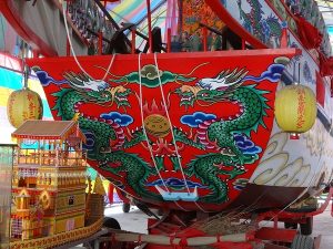 中山鎮安宮王船，雲龍的爪中抓著的即是「旗球戟磬」。資料來源：泮水蓮香