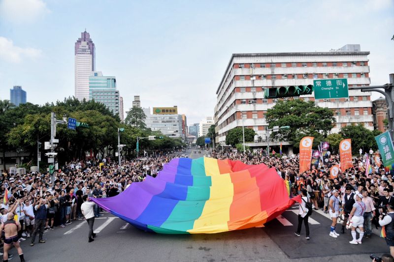 ▲台灣第18屆同志大遊行昨（31）日登場，吸引超過13萬人走上街頭挺婚姻平權。（圖／NOWnews資料照）