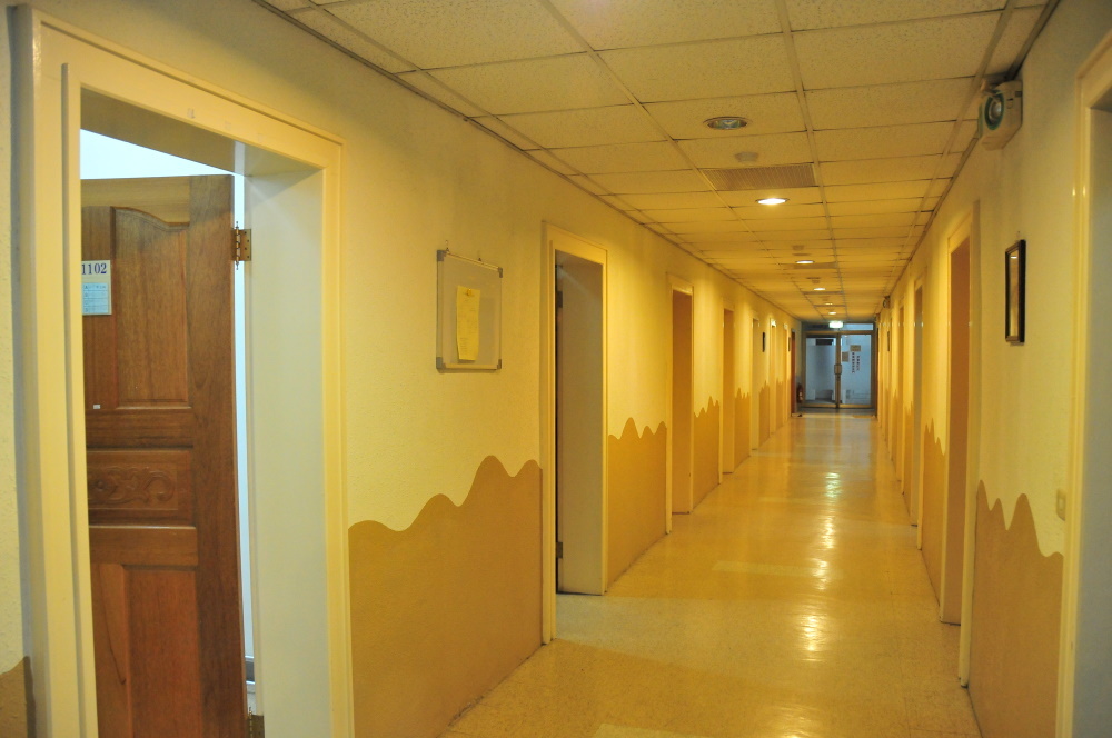 宿舍走廊示意圖(非成大)。圖片來源:愛分享圖庫。