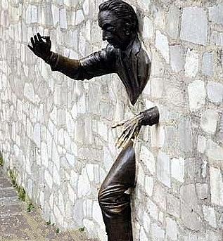 法國巴黎穿牆人雕像。圖片來源:夢見穿牆而過 周公解夢之夢到穿牆而過