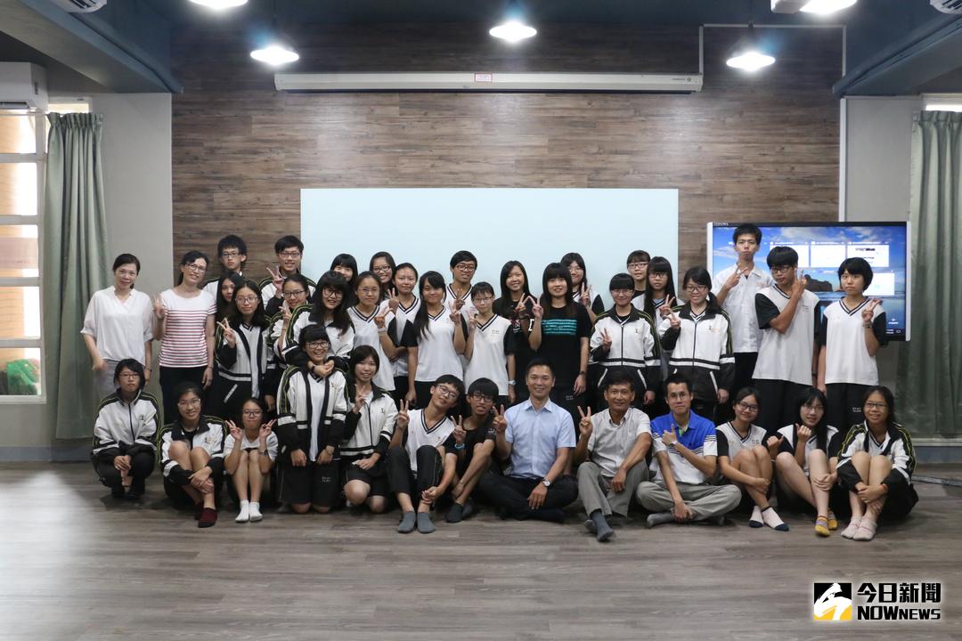 ▲國立員林高中獲「數位輔助學科閱讀」績優學校，林佳儀老師以一首「女書─平原變遷考」榮獲第19屆磺溪文學獎新詩優選。（圖／記者陳雅芳攝，2017.11.30）