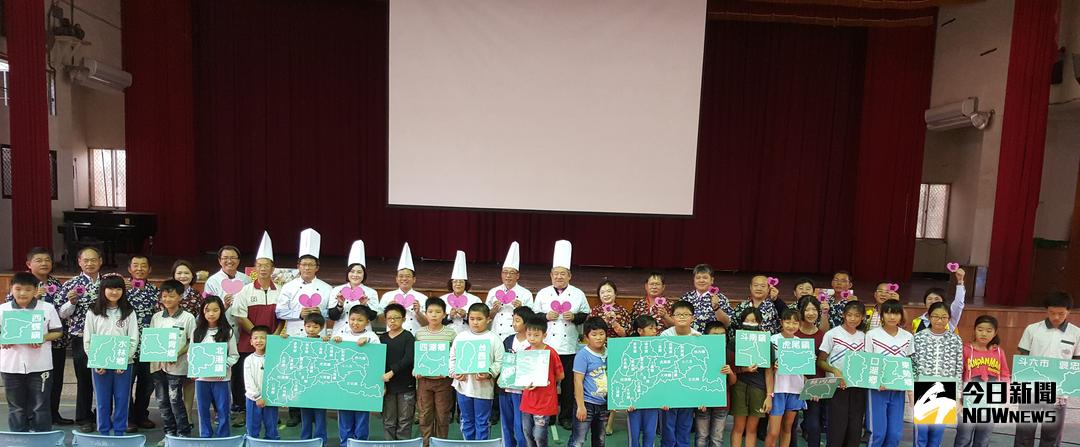 ▲「愛的關東煮～夜光天使關懷行動」，為雲林縣夜光天使班愛心巡迴寒冬送暖。（圖／記者洪佳伶翻攝 , 2017.11.30）