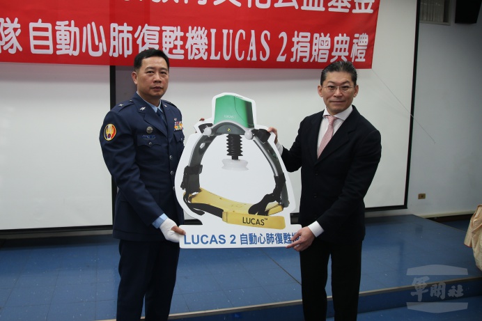 ▲ 為提升救援能量，公益信託林堉璘宏泰教育文化公益基金執行長林鴻南30日捐贈空軍第455聯隊贈送6部自動心肺復甦機。（軍聞社記者徐振威攝）