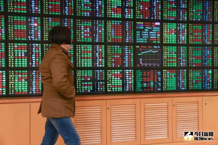 ▲美股費半重挫，台北股市11月30日早盤也一度跌百點，最低下探10600點，跌幅約1%。（圖／NOWnews 資料照片）
