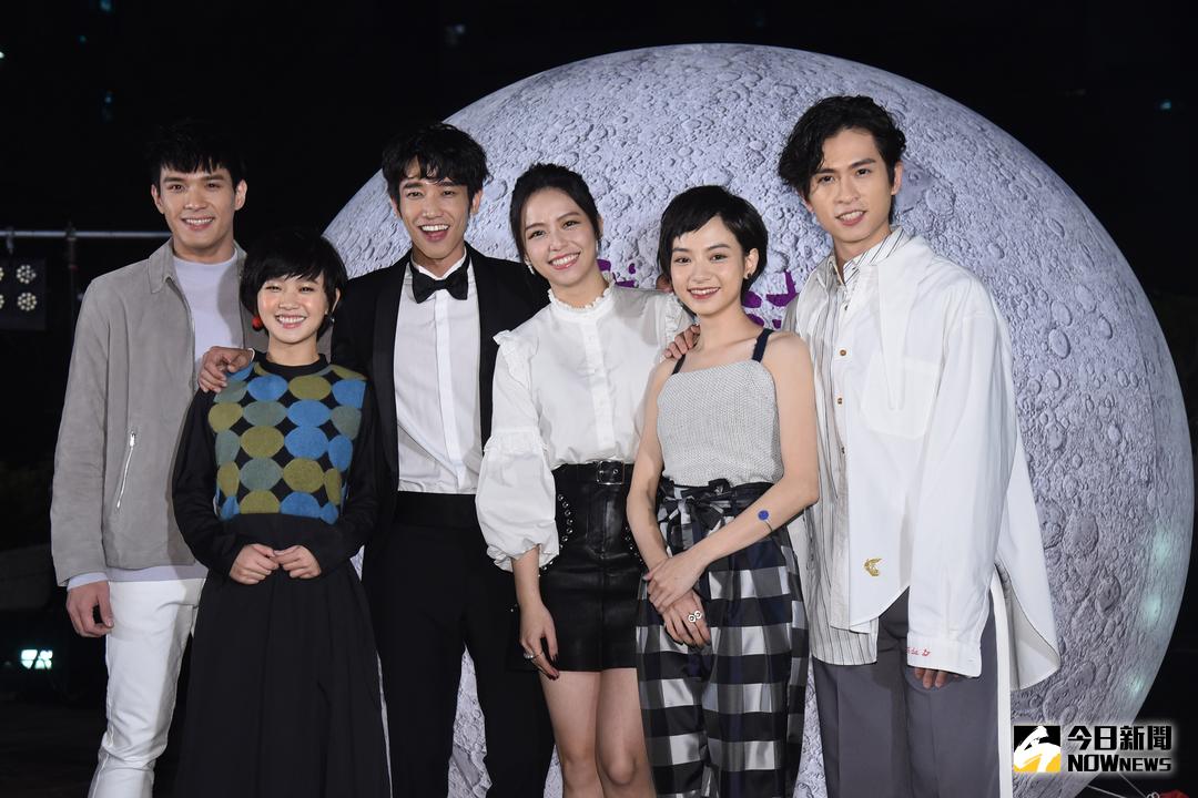 ▲劉以豪、宋芸樺、嚴正嵐、石知田、姚愛寗、李銓出席電影【帶我去月球】首映會。（圖／記者林柏年攝 , 2017.11.29）