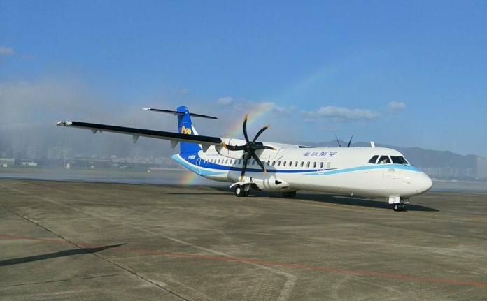 ▲華信航空的首架ATR72-600客機29日下午飛抵松山機場，成為國內線航空新生力軍。（圖／華信航空提供）