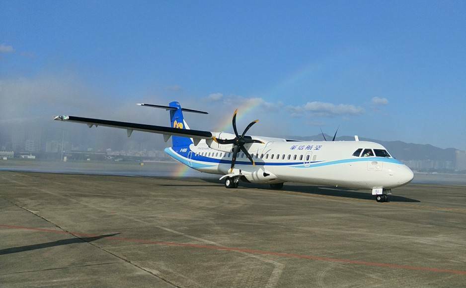 ▲華信航空的首架ATR72-600客機29日下午飛抵松山機場，成為國內線航空新生力軍。（圖／華信航空提供）