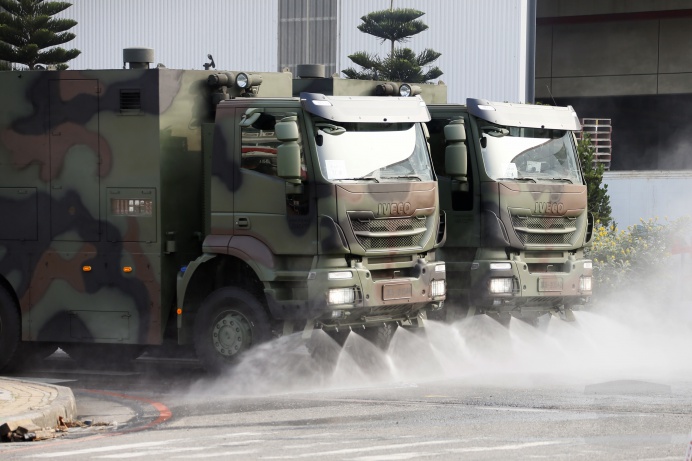 ▲ 陸軍36化學兵群重型消毒車29日參與「106年全國毒性化學物質災害防救演習」，實施道路消除作業，消除道路上毒化物。（軍聞社記者卓以立攝）