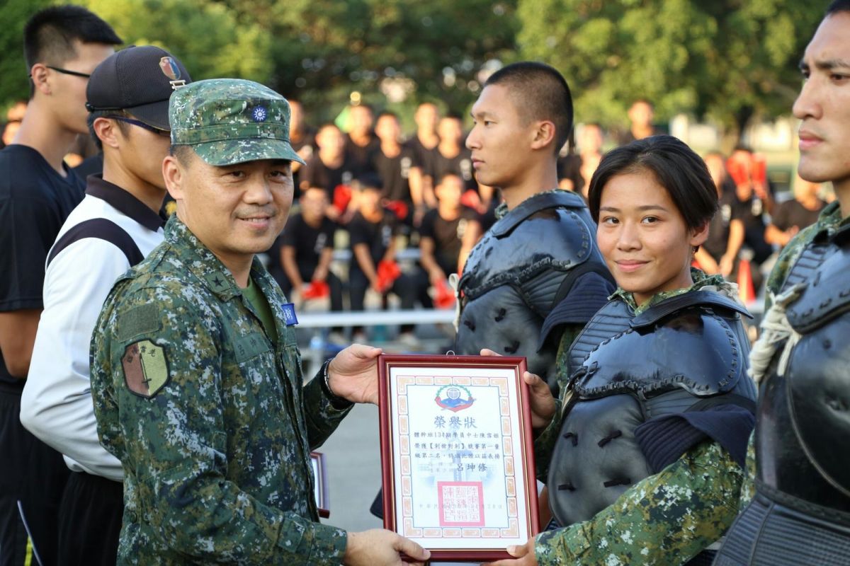 ▲步訓部指揮官呂坤修少將（左）表示，此競賽是國軍從未對外開放，競賽過程採極近實戰肉搏對刺的方式實施。（圖／步兵訓練指揮部提供 , 2017.11.29）