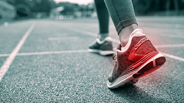 ▲足底筋膜炎常見的症狀像是下床時腳底會疼痛、久坐或久站後，剛開始行走的前幾步會有足跟疼痛等。（圖／ingimage）