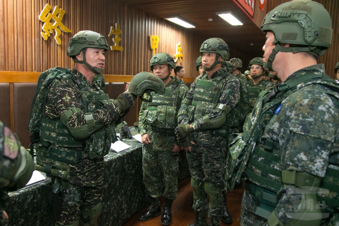 ▲ 國防部副參謀總長潘進隆中將28日以身作則，要求與會主官、管穿著戰鬥個裝參與講習，並針對單兵個人裝備進行深入討論。（軍聞社記者周昇煒攝）