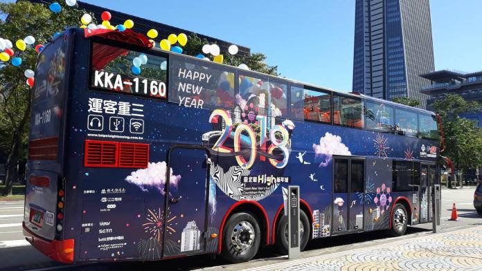 ▲臺北市政府為跨年打造雙層觀光巴士，車上備有驚喜小禮物，將在臺北市穿梭、傳遞幸福。（圖／台北市政府提供）