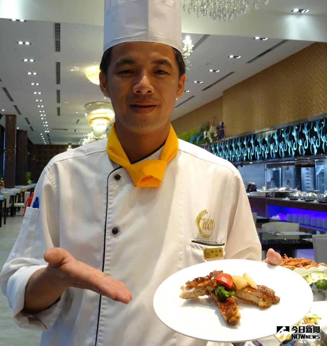 ▲三好國際酒店西餐主廚陳世霖率領廚師團隊，利用雲林縣在地生產的農特漁畜牧產品開發全新菜色。（圖／記者蘇榮泉翻攝，2017.11.28）
