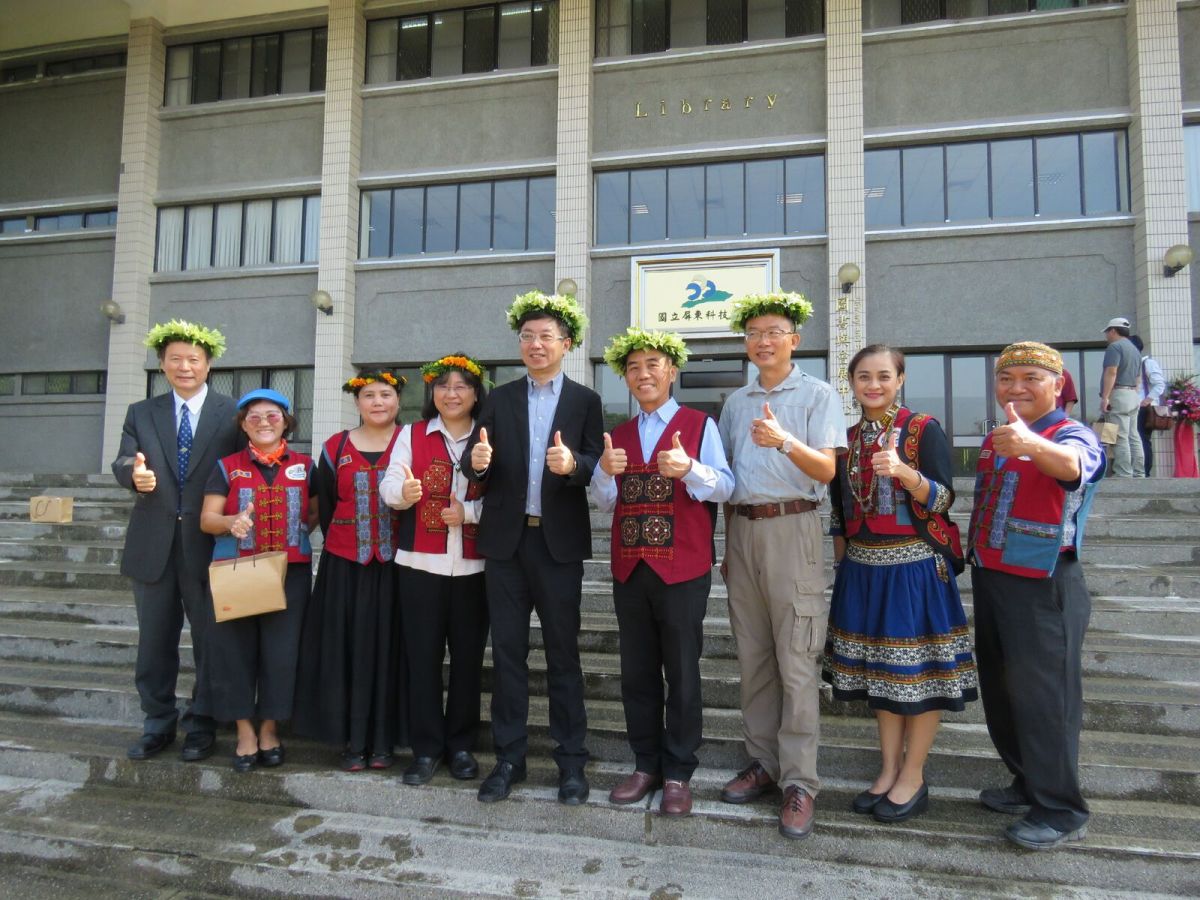 ▲顏昌瑞副校長\\(左一\\)、林務局林華慶局長\\(中\\)屏縣府邱黃肇崇秘書長\\(右四\\)、屏東林管處張偉顗處長\\(右三\\)與參加中心揭牌的山川琉璃吊橋合作社族人合影。（圖／記者陳宗傑攝,2017.11.28）