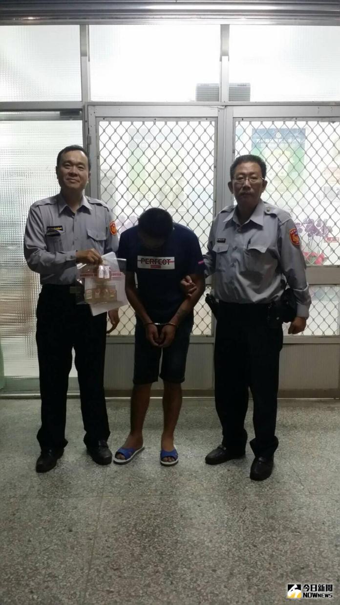 ▲所長蔡易志\\(右\\)和警員陳正民\\(左\\)，機警盤查、突破心防，查獲蔡男持有毒品案。（圖／記者洪佳伶翻攝 , 2017.11.28）