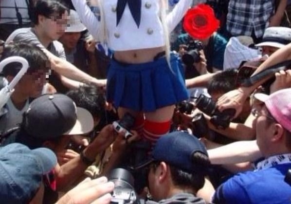 ▲在日本，大多數的動漫迷都會直接採取「超低角度攝影」，為了捕捉女Coser的裙底風光。（圖／翻攝自騰訊, 2017.11.28）