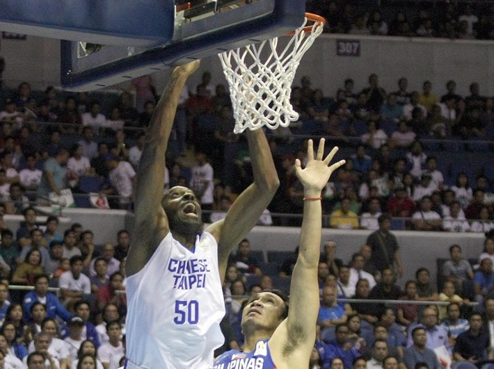 ▲戴維斯（左）犯滿離場讓中華隊防守出現大麻煩。（圖／籃協提供）