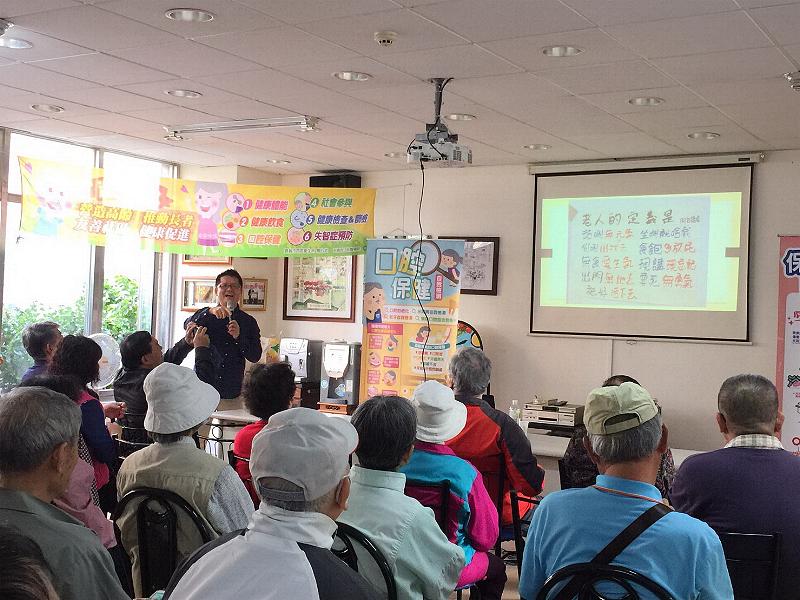 ▲盧鴻毅教授與社區志工分享作中學，學中覺的樂趣。（圖／記者郭政隆翻攝）