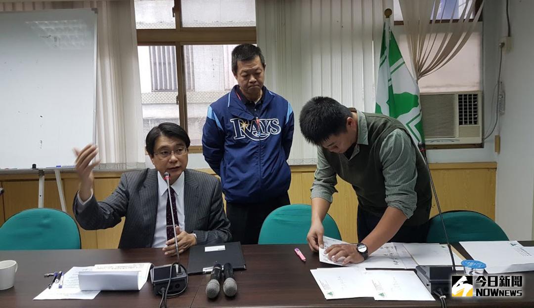 ▲民進黨宜蘭縣黨部主委林進財\\(左\\)宣布，三星鄉長黨內提名民調由鄉代會主席陳文新\\(中\\)勝出。（圖／記者李清貴攝 , 2017.11.27）