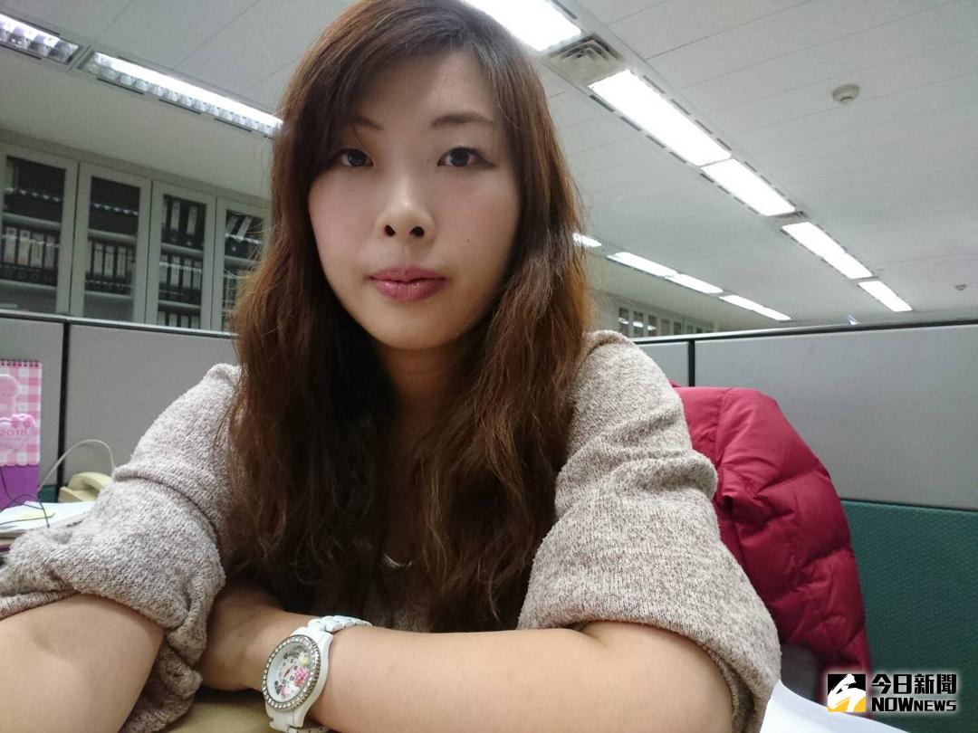 ▲民政局科員王錫雯與韓星金高恩不僅神韻相似，兩人的身高也都是167公分，且笑起來也跟金高恩一樣甜美清純，讓人彷彿就置身在《鬼怪》燦爛場景。（圖／記者陳志仁攝，2017.11.27）