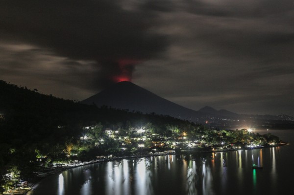 ▲印尼觀光勝地峇里島上的阿貢火山，近日活動頻繁，當局預估噴發在即，目前航班全面取消，台灣有17團共275名旅客滯留當地。（圖／翻攝自歐新社，2017.11.27）