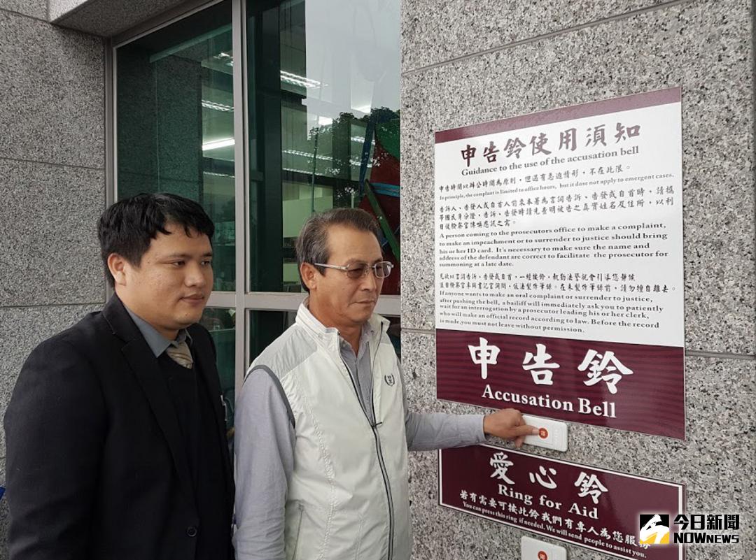 ▲民進黨宜蘭縣三星鄉長黨內初選參選人陳坤，今天上午在律師陪同下到宜蘭地檢署控告縣黨部主委林進財。（圖／記者李清貴攝 , 2017.11.27）