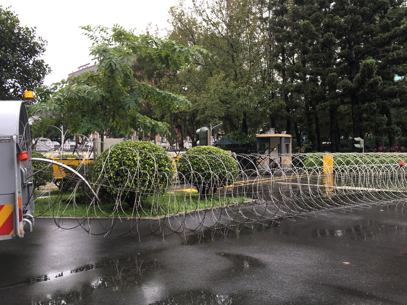 ▲勞工團體27日前往行政院要求政府還勞工七天假，院外架起蛇籠拒馬，頗有山雨欲來之勢。(圖／中央社)