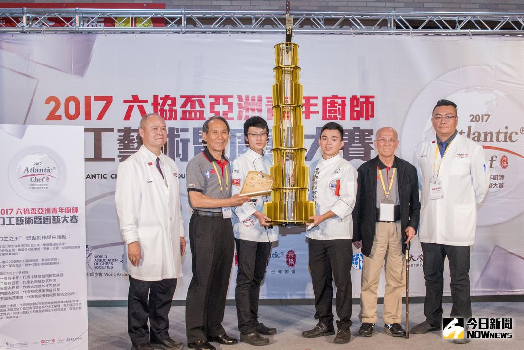 ▲「2017六協盃亞洲青年刀工藝術大賽」由弘櫻館的林承孝、王建智榮獲best to best刀王之王。（圖／記者蘇榮泉翻攝，2017.11.26）